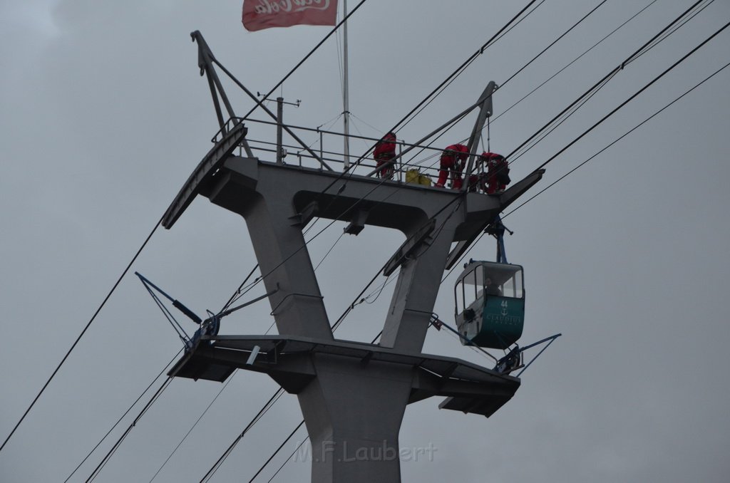 Einsatz BF Hoehenretter Koelner Seilbahn Hoehe Zoobruecke P2114.JPG